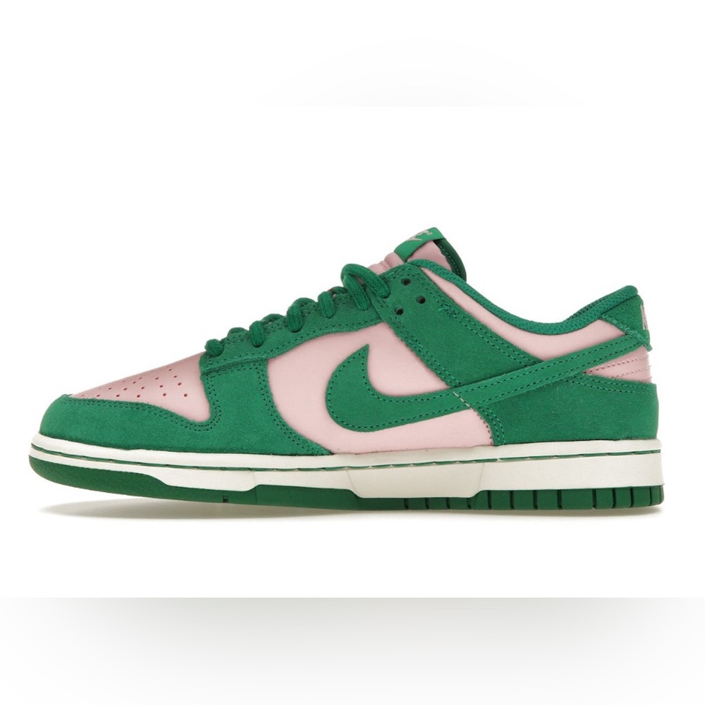 Nike dunks Medium Soft Pink/Sail/
Malachite